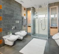 Predaj moderná 5 izbová vila, 265 m2, pozemok 953 m2, bazén,BA II. - Kúpeľňa s dlažbou, sprchovacím kútom a toaletou na ulici Imelová a Vila.