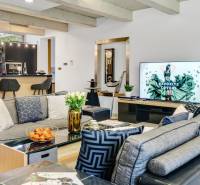 Predaj moderná 5 izbová vila, 265 m2, pozemok 953 m2, bazén,BA II. - Obývacia izba na Imelovej ulici s pohodlným sedením a veľkou televíziou vo vile.