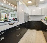 Predaj moderná 5 izbová vila, 265 m2, pozemok 953 m2, bazén,BA II. - Kuchyňa na ulici Imelová a Vila, s tmavými skriňami a moderným vybavením.