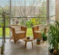 Predaj moderná 5 izbová vila, 265 m2, pozemok 953 m2, bazén,BA II. - Príjemný kútik na oddych s ratanovými kreslami, stolíkom a výhľadom do záhrady.