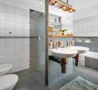 Predaj moderná 5 izbová vila, 265 m2, pozemok 953 m2, bazén,BA II. - Kúpeľňa s vaňou a dvomi umývadlami na ulici Imelová a Vila, šedé obklady.