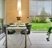 Predaj moderná 5 izbová vila, 265 m2, pozemok 953 m2, bazén,BA II. - Jedáleň na ulici Imelová a Vila, stôl s prestieraním, výhľad do záhrady.