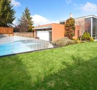 Predaj moderná 5 izbová vila, 265 m2, pozemok 953 m2, bazén,BA II. - Dom s veľkými oknami, krytý bazén, upravená záhrada, ulica Imelová, Vila.