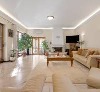 Predaj luxusná 5 izbová Vila,440 m2,pozemok 1061m2,garáž,bazén,BA II. - Priestranný obývací priestor s krbom a pohodlnými sedačkami na ulici Hrušovská vo vile.