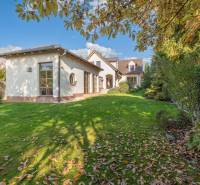 Predaj luxusná 5 izbová Vila,440 m2,pozemok 1061m2,garáž,bazén,BA II. - Vila na ulici Hrušovská, obklopená upravenou záhradou s trávnikom a opadanými listami.