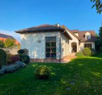 Predaj luxusná 5 izbová Vila,440 m2,pozemok 1061m2,garáž,bazén,BA II. - Vila na ulici Hrušovská obklopená krásnou záhradou a sviežim zeleným trávnikom.