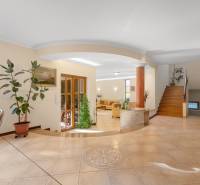 Predaj luxusná 5 izbová Vila,440 m2,pozemok 1061m2,garáž,bazén,BA II. - Interiér vily na ulici Hrušovská s priestranným obývacím priestorom a dreveným schodiskom.