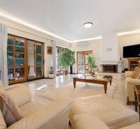 Predaj luxusná 5 izbová Vila,440 m2,pozemok 1061m2,garáž,bazén,BA II. - Svetlá obývacia izba na ulici Hrušovská, Vila s krbom, moderným nábytkom a oknami.