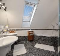 Predaj luxusná 5 izbová Vila,440 m2,pozemok 1061m2,garáž,bazén,BA II. - Luxusná kúpeľňa s pracovnou doskou na ulici Hrušovská a Vila s vaňou a sprchou.