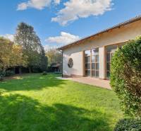 Predaj luxusná 5 izbová Vila,440 m2,pozemok 1061m2,garáž,bazén,BA II. - Rodinná vila s veľkým trávnikom na ulici Hrušovská obklopená zeleňou a stromami.