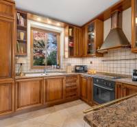 Predaj luxusná 5 izbová Vila,440 m2,pozemok 1061m2,garáž,bazén,BA II. - Kuchyňa na ulici Hrušovská vo vile je vybavená drevenými skriňami a spotrebičmi.