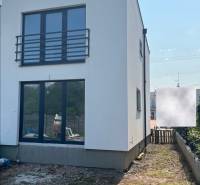 Novostavba- 4-izbový rodinný dom-Super Cena - Rodinný dom na ulici Zvončín v Zvončíne s trávnatou plochou pred budovou.