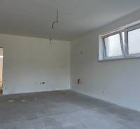 Novostavba- 4-izbový rodinný dom-Super Cena - Interiér rodinného domu s oknom, bielymi stenami a prevádzkou pre elektroinštaláciu.