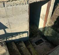 PREDAJ : ZÁHRADA S MUROVANOU CHATKOU, KOMÁRNO - Schodisko do pivnice v Záhradách na Novej osade v Komárne.