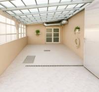 Prenájom ubytovacieho zariadenia – Šaľa Veča s kapacitou 50 osôb - Krytá terasa s rastlinami, dverami a kanalizáciou v budove.