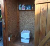 Záhrada na predaj – Kráľová nad Váhom 29 900 € - Dohoda Možná - Drevená chata v Kráľovej nad Váhom s chemickým WC a poličkou.