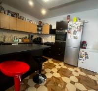 Rodinný dom s prístavbou na  podnikanie – Tešedíkovo - Kuchyňa s dekoratívnou podlahou, kuchynskou linkou a spotrebičmi v rodinnom dome.