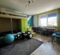 Rodinný dom s prístavbou na  podnikanie – Tešedíkovo - Detská izba v rodinnom dome s poschodovou posteľou, písacím stolom a podlahou s dreveným dekorom.