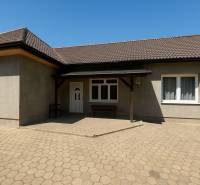 Rodinný dom s prístavbou na  podnikanie – Tešedíkovo - Rodinný dom v Tešedíkove so sedlovou strechou a spevneným dvorom.