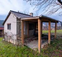 CHATKA SO ZÁHRADOU, PREŠOV – ŠIDLOVEC - Chata v okrajovej časti Prešova obklopená jesennou prírodou a stromami.