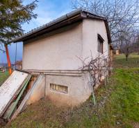 CHATKA SO ZÁHRADOU, PREŠOV – ŠIDLOVEC - Chata v Prešove obklopená zeleňou, s jednoduchou omietkou a vonkajším vchodom.