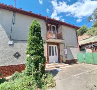 Výborný rodinný dom pre pohodlné bývanie - Rodinný dom v Tachtoch s bránou, terasou, balkónom a okolím so zeleňou.