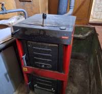 Výborný rodinný dom pre pohodlné bývanie - Pec na pevné palivo v pivnici rodinného domu, s pripojenou rúrou na odvod spalín.