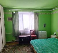 Výborný rodinný dom pre pohodlné bývanie - Zelená izba v rodinnom dome s posteľou, skriňou a koberec.