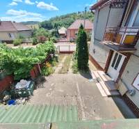 Výborný rodinný dom pre pohodlné bývanie - Exteriér rodinného domu v Tachtách s malou záhradou a výhľadom na kopce.