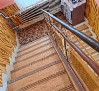 Výborný rodinný dom pre pohodlné bývanie - Schodisko s kobercom a podlahou s dreveným dekorom v rodinnom dome.