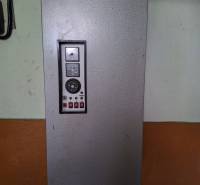 Výborný rodinný dom pre pohodlné bývanie - Kotel Protherm na stene interiéru rodinného domu s ovládacím panelom.