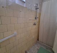Výborný rodinný dom pre pohodlné bývanie - Kúpeľňa v rodinnom dome s keramickými obkladmi a závesom nad sprchovacím kútom.