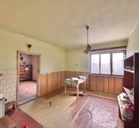 Predaj rodinného domu v Skalitom  - Interiér rodinného domu s nábytkom, oknom a podlahou s dreveným dekorom.