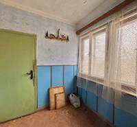 Predaj rodinného domu v Skalitom  - Interiér Rodinného domu s podlahou s dreveným dekorom, modrými stenami a zelenými dverami.