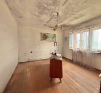 Predaj rodinného domu v Skalitom  - Izba v rodinnom dome s jednoduchým nábytkom a podlahou s dreveným dekorom.