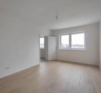  Na predaj moderný 2-izbový byt v Rezidencii Majakovského, Lučenec - Svetlá izba s podlahou s dreveným dekorom v 2-izbovom byte.