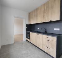  Na predaj moderný 2-izbový byt v Rezidencii Majakovského, Lučenec - Kuchyňa v 2-izbovom byte s podlahou s dreveným dekorom a keramickou dlažbou.
