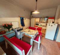 Na predaj rodinný dom v širšom centre mesta Komárno. - Kuchyňa v rodinnom dome so starožitným nábytkom a dekoračnými prvkami.