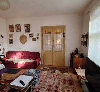 Hľadáte bývanie alebo investičnú príležitosť  - Obývačka v rodinnom dome so starožitným nábytkom a dekoráciami, podlaha s dreveným dekorom.