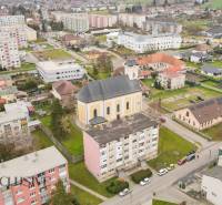 PRÍJEMNÝ 3 IZBOVÝ BYT | BOŠANY  - Letecký pohľad na Bošany, ulice M. R. Štefánika, 3-izbový byt a kostol.