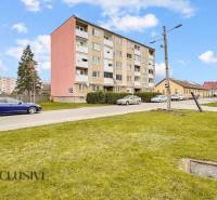 PRÍJEMNÝ 3 IZBOVÝ BYT | BOŠANY  - Exteriér na M. R. Štefánika v Bošanoch, ukazuje bytovky a 3-izbový byt.