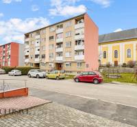 PRÍJEMNÝ 3 IZBOVÝ BYT | BOŠANY  - Ulica M. R. Štefánika v Bošanoch s bytovým domom a kostolom, vhodná pre 3-izbový byt.