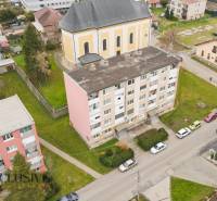 PRÍJEMNÝ 3 IZBOVÝ BYT | BOŠANY  - Letecký pohľad na bytové domy na ulici M. R. Štefánika v Bošanoch.