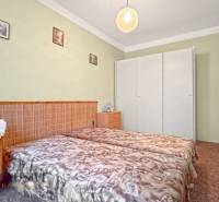 PRÍJEMNÝ 3 IZBOVÝ BYT | BOŠANY  - Spálňa v 3-izbovom byte s dvojlôžkom, vstavanou skriňou a nočným stolíkom.