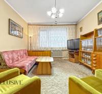 PRÍJEMNÝ 3 IZBOVÝ BYT | BOŠANY  - Obývacia izba v 3-izbovom byte s retro nábytkom a televízorom.