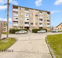 PRÍJEMNÝ 3 IZBOVÝ BYT | BOŠANY  - Byty na ulici M. R. Štefánika v Bošanoch s parkoviskom a trávnikom pred budovami.