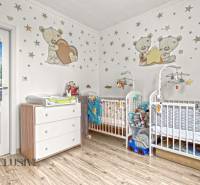PRÍJEMNÝ 3 IZBOVÝ BYT | P.O.HVIEZDOSLAVA | TOPOĽČANY - Detská izba s postieľkou, nábytkom a podlahou s dreveným dekorom v 3-izbovom byte.