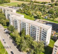 PRÍJEMNÝ 3 IZBOVÝ BYT | P.O.HVIEZDOSLAVA | TOPOĽČANY - Pohľad na sídlisko s panelákmi na ulici P.O. Hviezdoslava v Topoľčanoch.