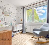 PRÍJEMNÝ 3 IZBOVÝ BYT | P.O.HVIEZDOSLAVA | TOPOĽČANY - Detská izba s nástennými dekoráciami a hojdacím kreslom v 3-izbovom byte.