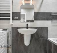 PRÍJEMNÝ 3 IZBOVÝ BYT | P.O.HVIEZDOSLAVA | TOPOĽČANY - Kúpeľňa so sprchou, umývadlom a práčkou v 3-izbovom byte, neutrálny farebný dizajn.